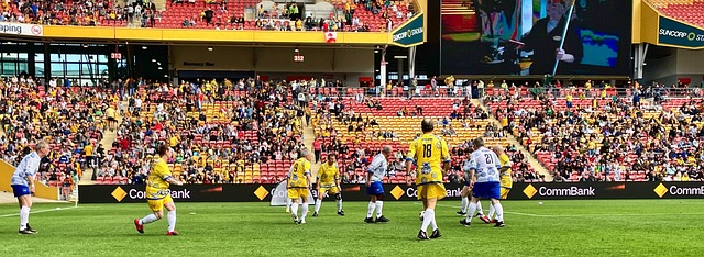 投篮踢腿，挥肘击面，网友评论太精彩，简直半斤八两！.